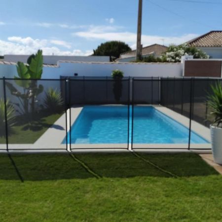 Villa PALAPA GARDEN, muy cerca del mar, con piscina privada Chiclana de la Frontera Esterno foto