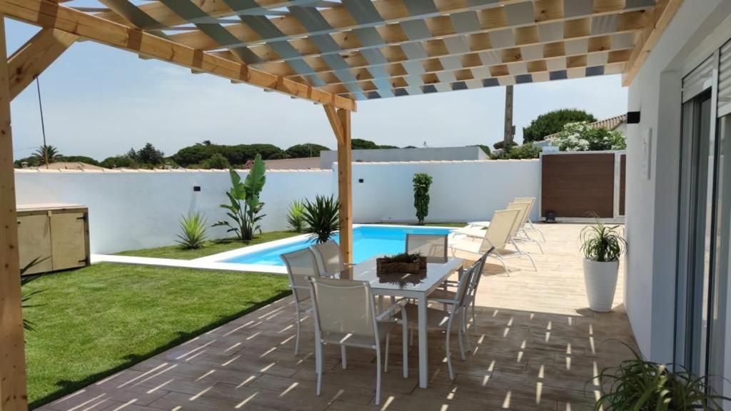 Villa PALAPA GARDEN, muy cerca del mar, con piscina privada Chiclana de la Frontera Esterno foto
